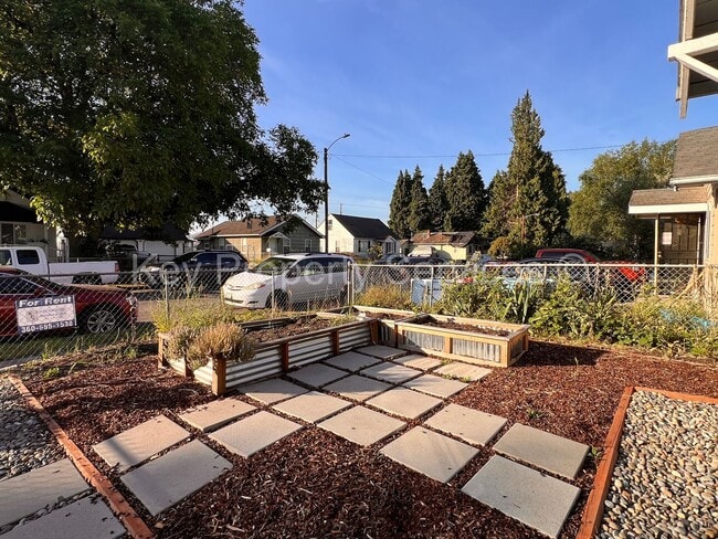 Building Photo - Renovated Longview Cottage with Huge Yard!