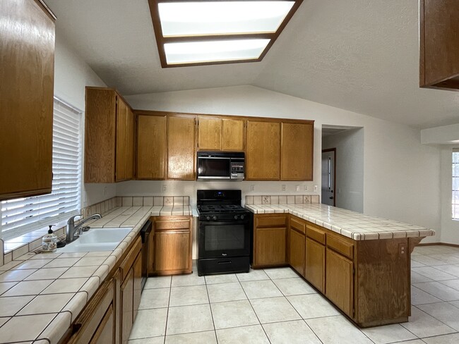 Building Photo - 14625 Live Oak St