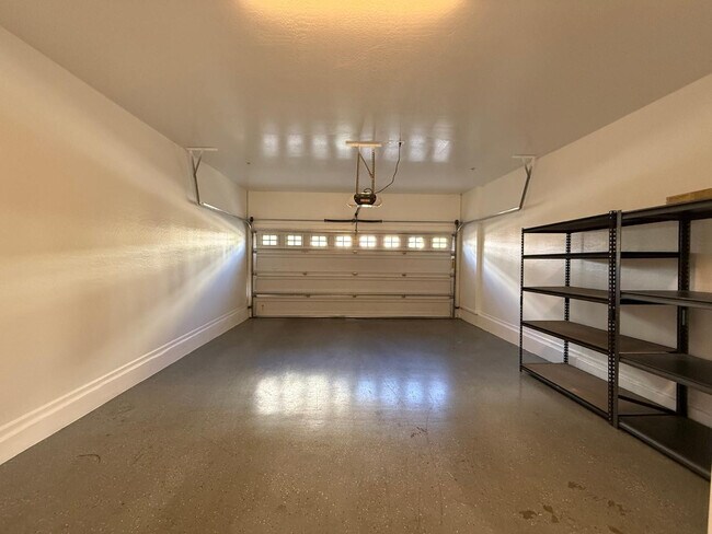 Building Photo - 2725 E Mine Creek Rd