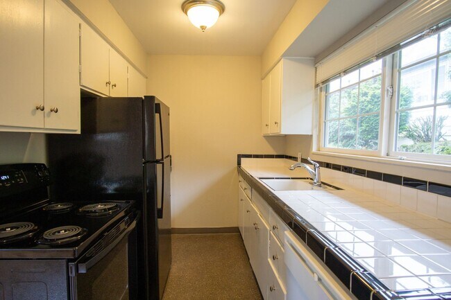 Building Photo - John's Landing Corner 2-Bedroom w/ Hardwoo...