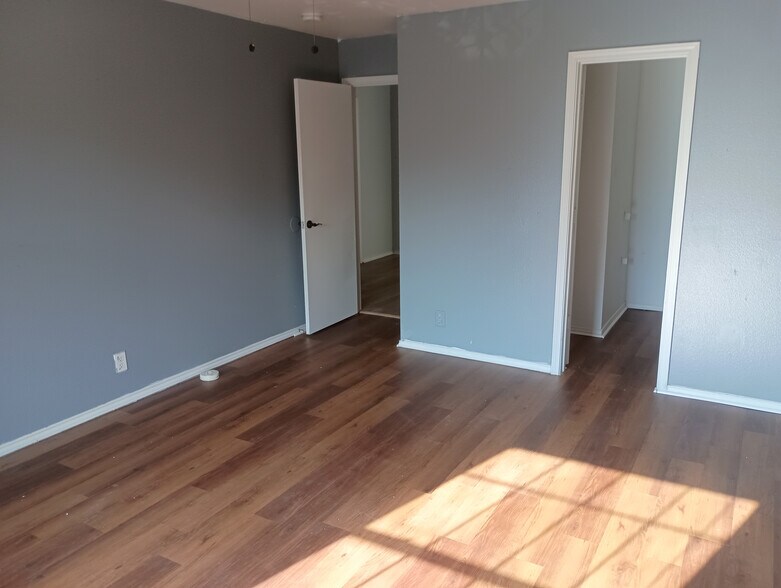 Building Photo - Room in House on Mallow Grove