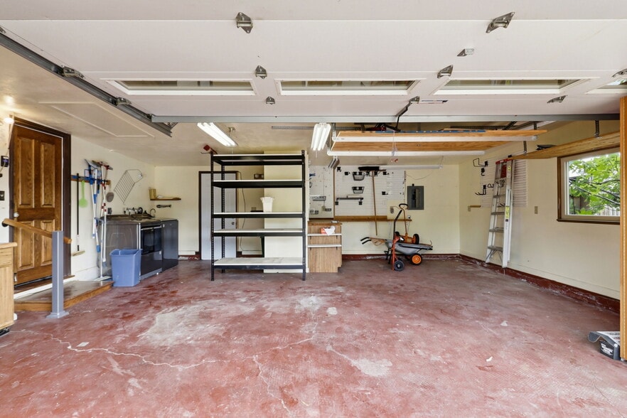 Building Photo - 927 Lorne Way
