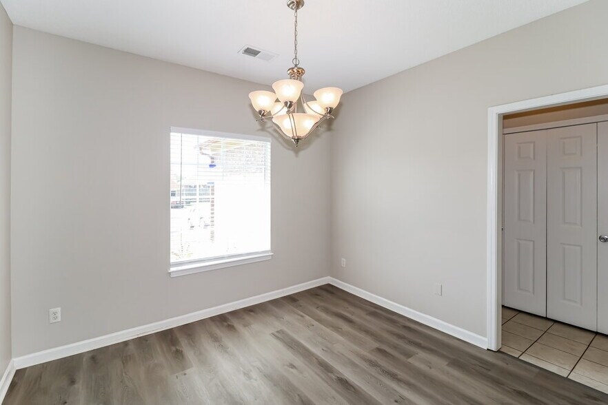 Building Photo - 185 Village Dr