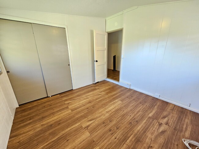 Building Photo - 2-bedroom 1 bath apartment with 1 parking.