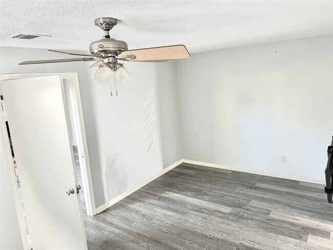 Building Photo - 800 Country Pl Dr