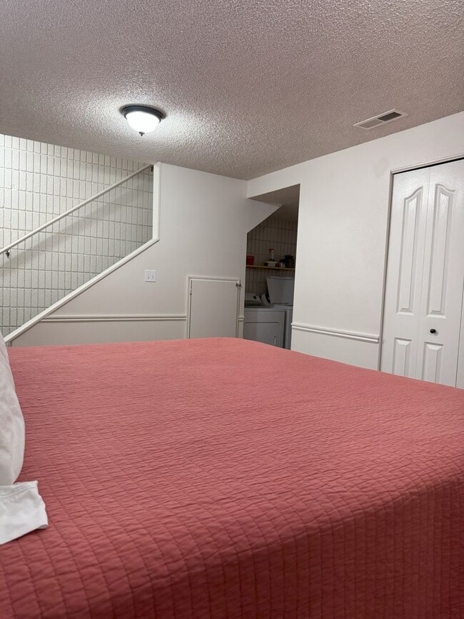 Building Photo - Charming 3-Bedroom Home with Modern Update...