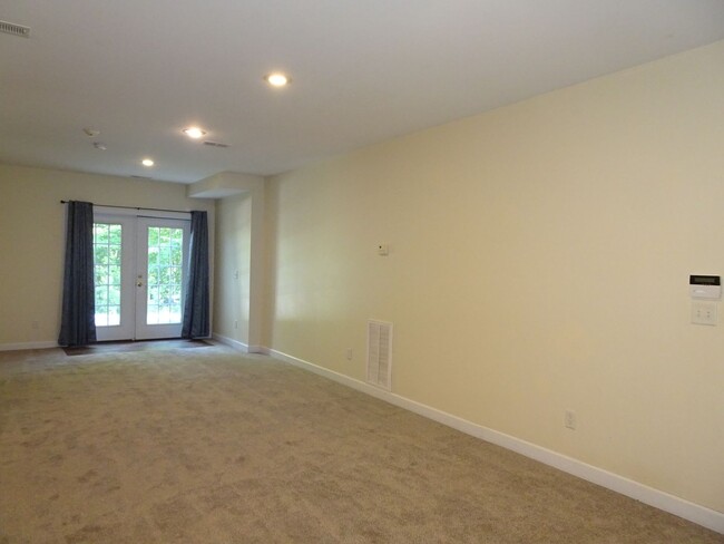 Building Photo - 4 Bedroom 3.5 bathroom Rental Home in Ford...