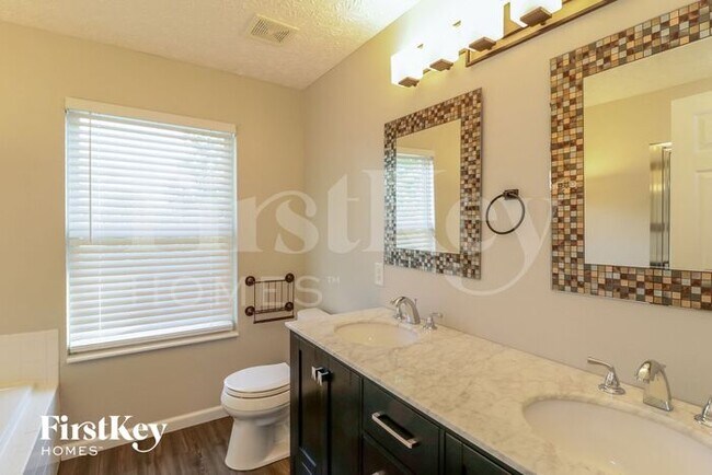 Building Photo - 2 Pebblestone Ct