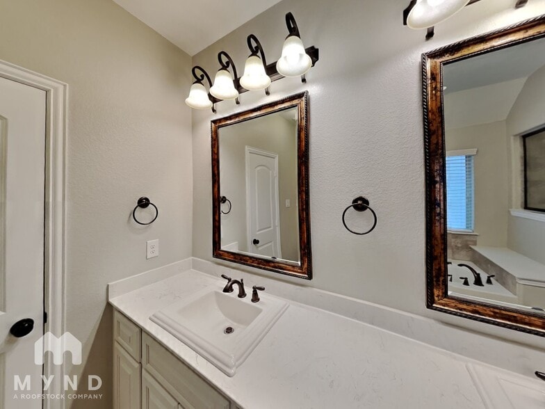 Building Photo - 405 Bentley Dr