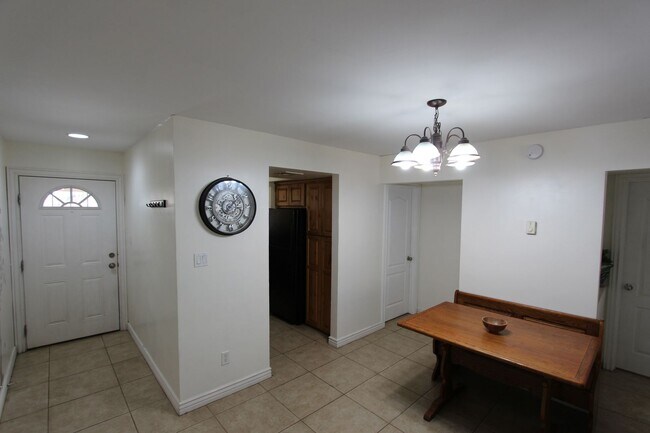 Building Photo - Furnished 2BR, 2BA Condo in University Heights