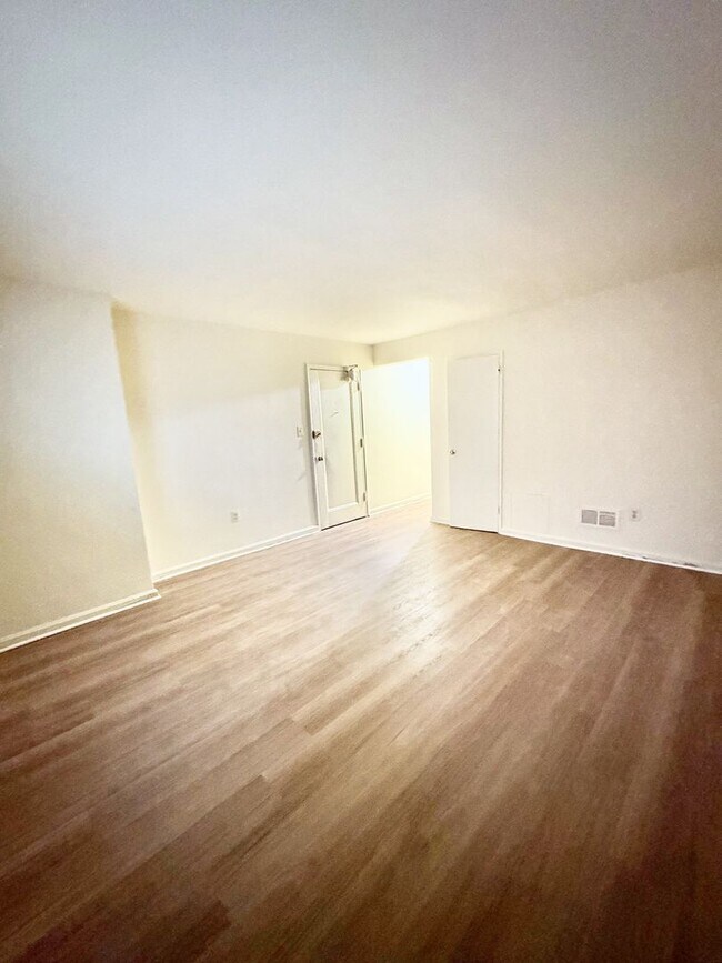 Interior Photo - 829 RCC