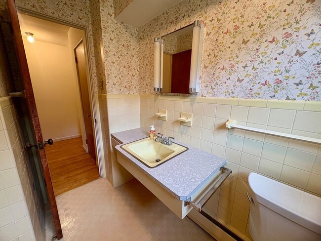 Building Photo - 3 Bedroom 1.5 Bathroom in Harrisburg -Cent...