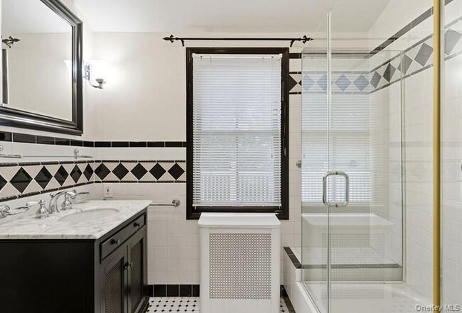 Building Photo - 22 School St