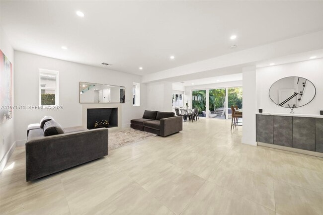 Building Photo - 3166 Royal Palm Ave