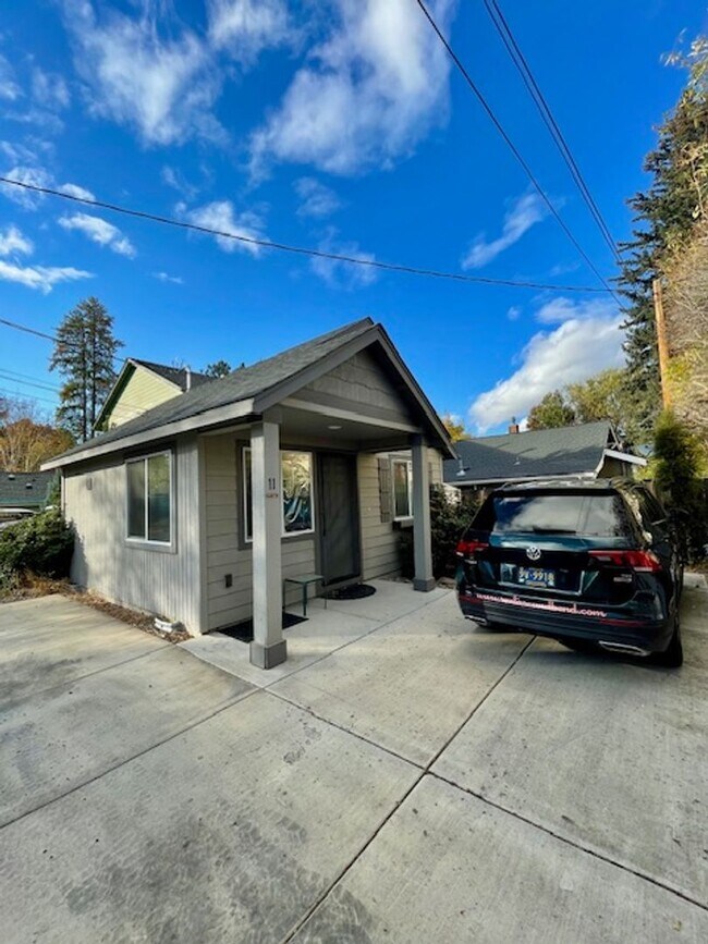 Building Photo - 11 NW Hixon Ave