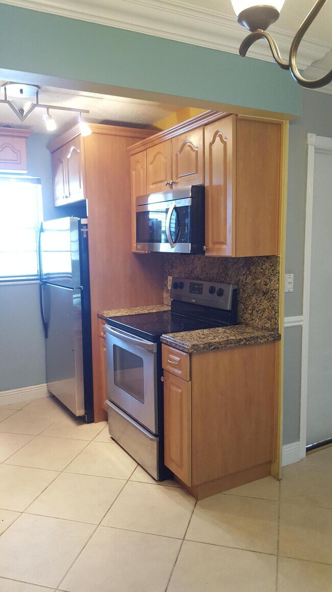 Building Photo - 421 NE 1st St