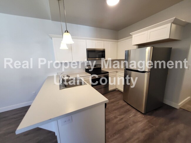 Building Photo - Small Pet Friendly Lehi Condo