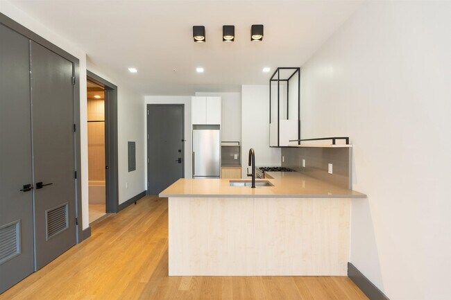 Building Photo - 424 Arlington Ave