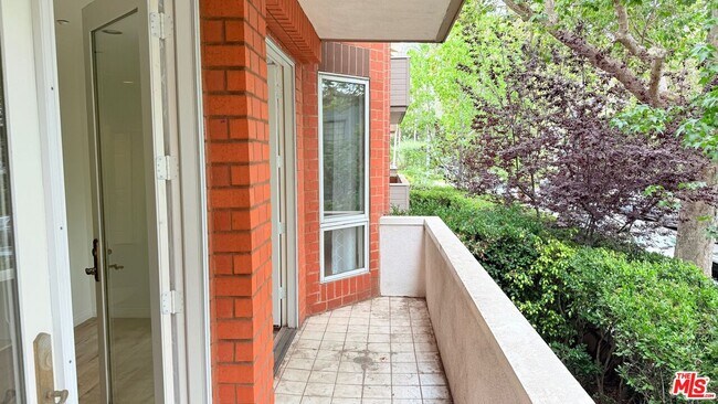 Building Photo - 121 N Almont Dr