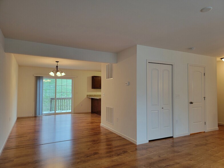 Building Photo - 647 Winding Ln