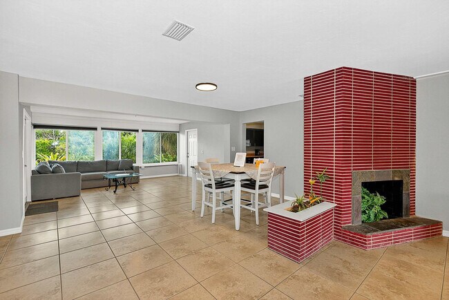 Building Photo - 324 Avenida Madera