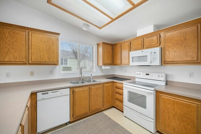 Building Photo - 351 Lark Dr