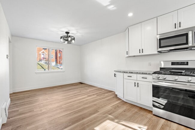 Building Photo - Newly Renovated 3 Bed/2.5 Bath Home - Cent...