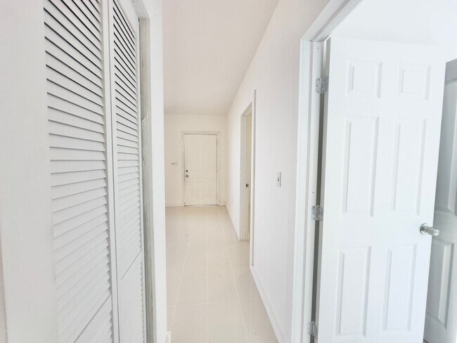 Building Photo - Freshly remodelled 2bed/1bath in a duplex ...