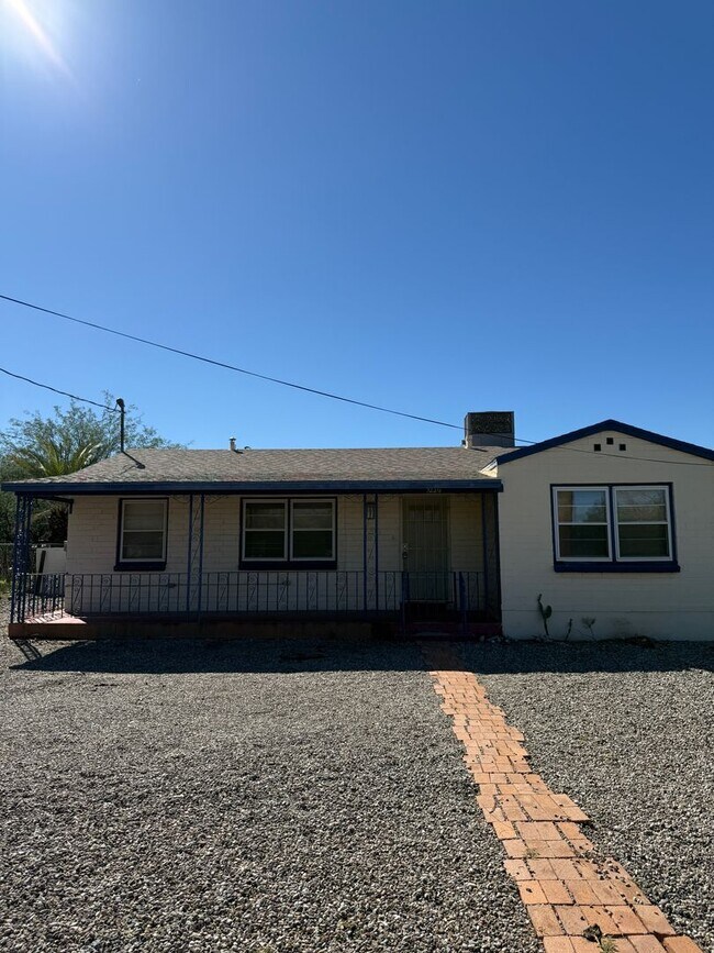 Building Photo - Lee3218-3222