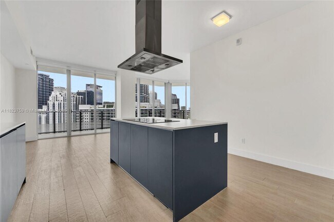 Building Photo - 1300 Brickell Bay Dr