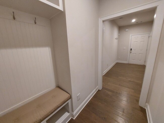 Building Photo - Large 3 Bedroom Luxury Townhome on Silver ...