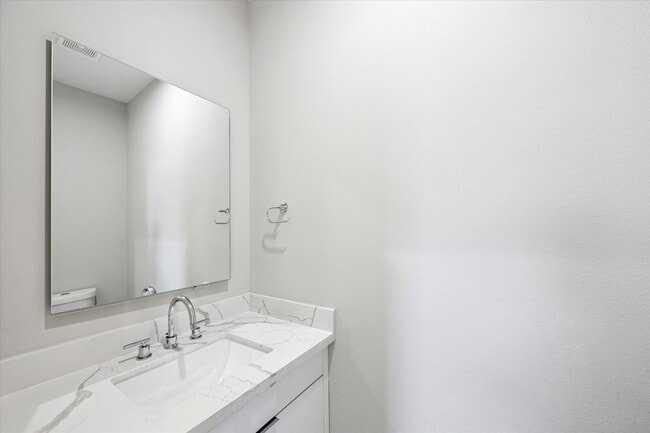 Building Photo - 8662 Easthaven Blvd