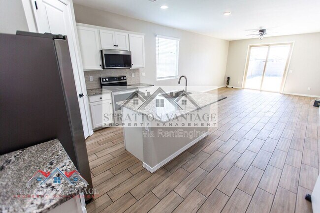 Building Photo - 36005 W San Clemente Ave