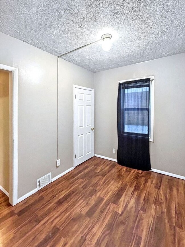 Building Photo - Charming 3-Bedroom Home with Modern Comfor...