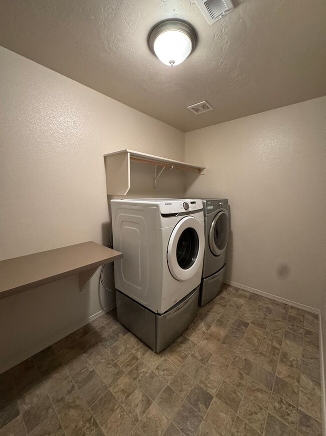Building Photo - Beautiful 4 Bedroom, 2.5 Bathroom Home