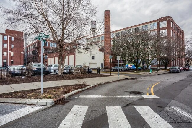 Building Photo - 611 N Park Ave