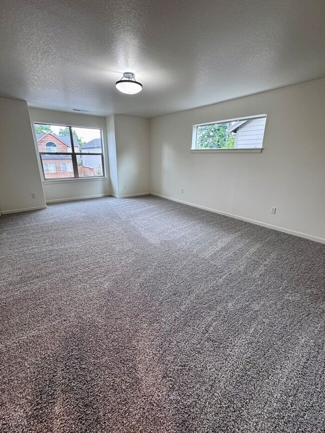 Building Photo - Beautiful Home with LVP Flooring, SS Appli...