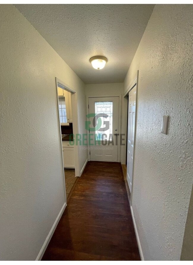 Building Photo - BEAUTIFUL 3 BEDROOM 2 BATH HOME MOVE IN RE...