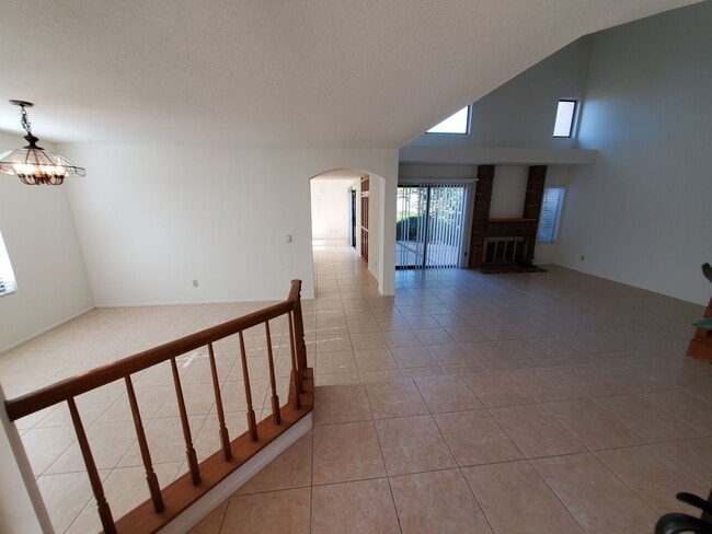 Building Photo - Beautiful Woodbridge/Lakeside Home for Lease!