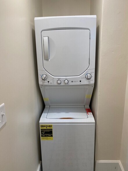 in unit washer dryer - 1728 N Franklin Pl