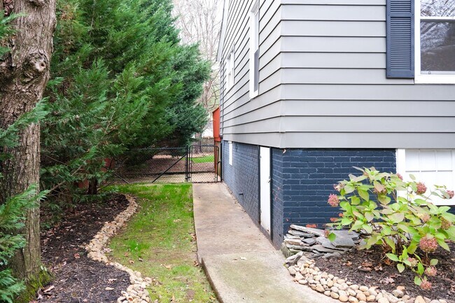 Building Photo - Charming 3 Bedroom, 2 Bath Home in Prime Greenville Location!