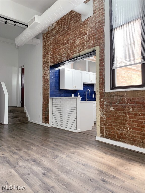 Building Photo - 1133 W 9th St