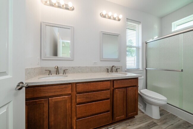 Building Photo - Modern 3-Bed / 2-Bath Home in Redding- Dog...