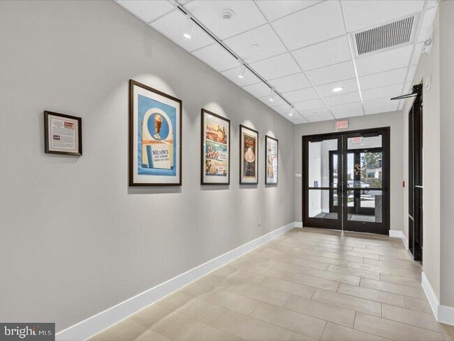 Building Photo - 624 Main St