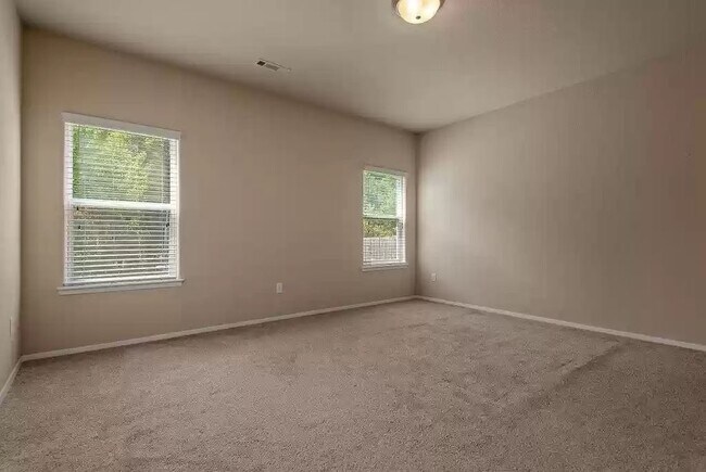 Building Photo - 906 SW Green World St