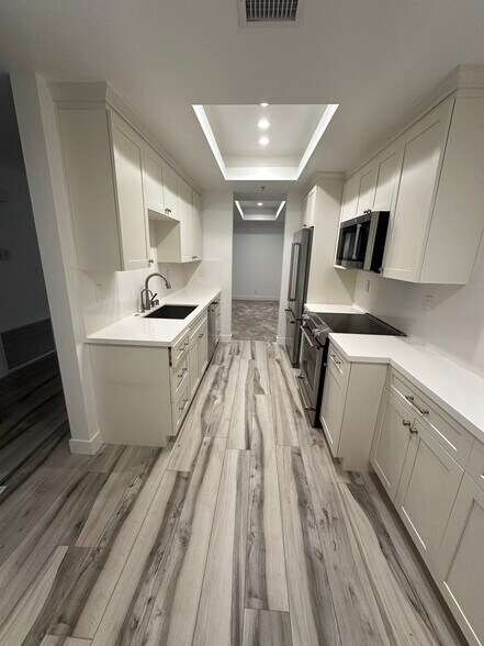 Building Photo - 2131 Century Park Ln