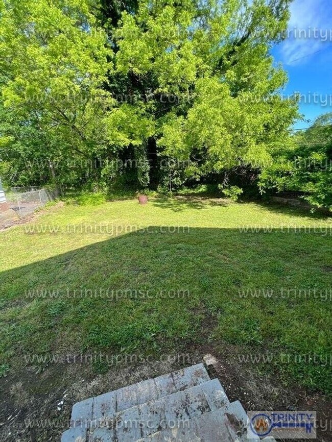 Building Photo - Huge 4 Bed House!