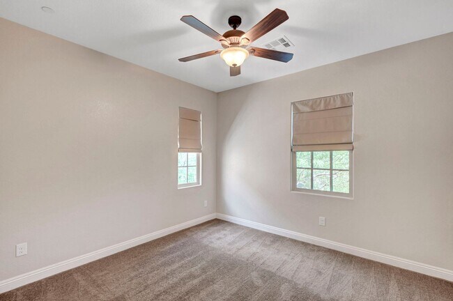 Building Photo - 4 bedroom home with 2 primary bedrooms! On...
