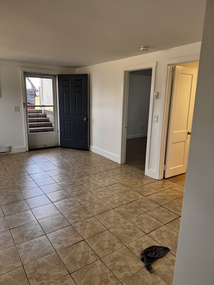 living room - 326 Vineyard Ave