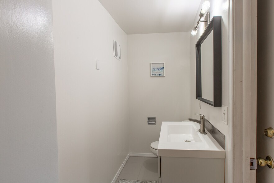 Building Photo - 2401 Birch Ln